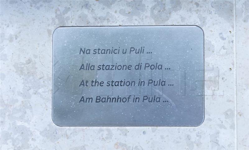 Na rođendan Balašević dobio klupu u Puli