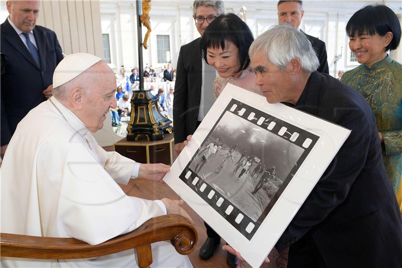 Vijetnamski fotograf dao Papi slavnu fotografiju "Napalm girl" 