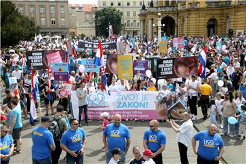 Zagreb: Sudionici "Hoda za život" okupili se ispred zgrade HNK