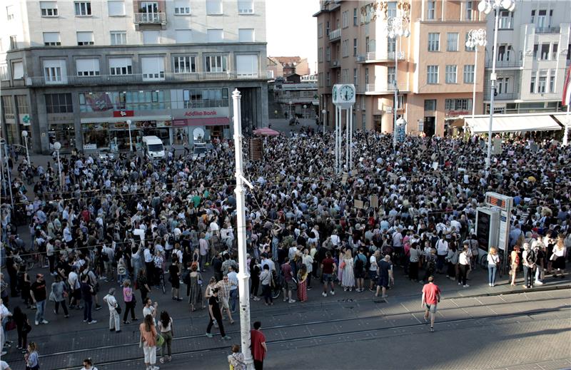 Prosvjed "Dosta! Uništavanja javnog zdravstva i zanemarivanja zdravlja žena!"