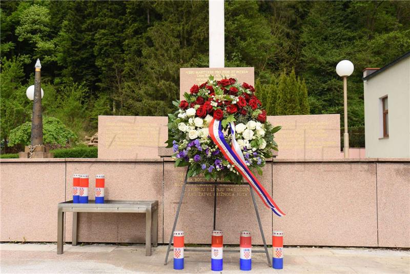 Plenković lays wreath at Macelj memorial to post WWII victims