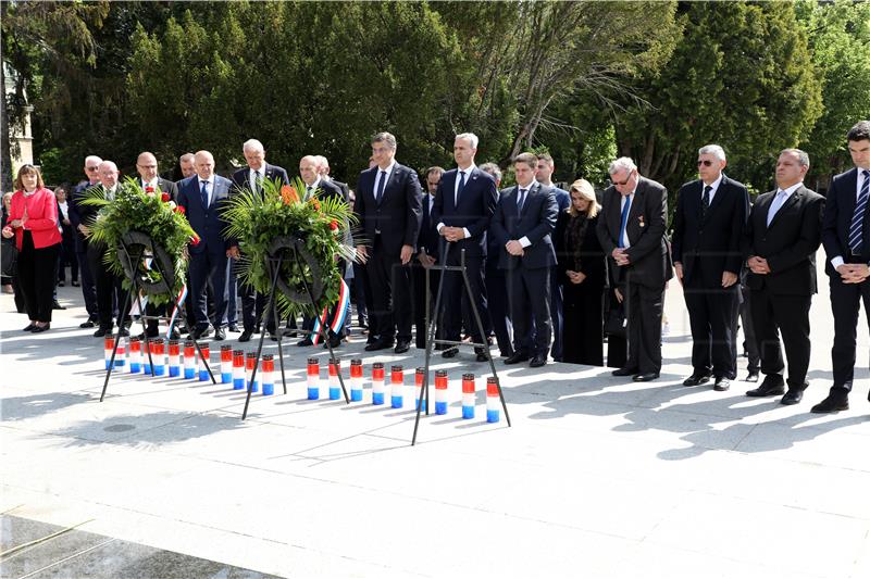 Izaslanstvo HDZ-a odalo počast Franji Tuđmanu na Mirogoju