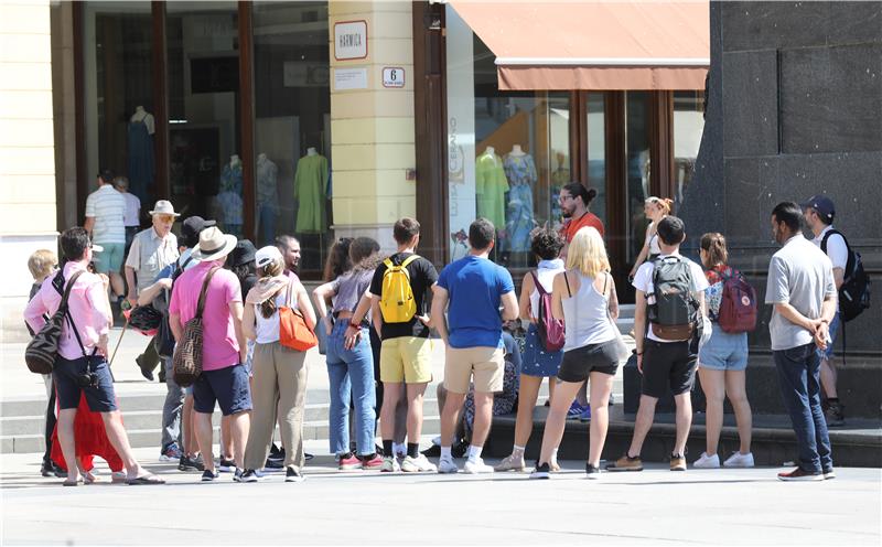 Turisti na Trgu bana Josipa Jelačića