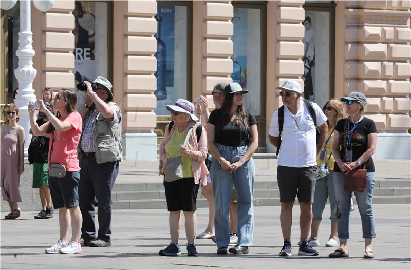 Turisti na Trgu bana Josipa Jelačića