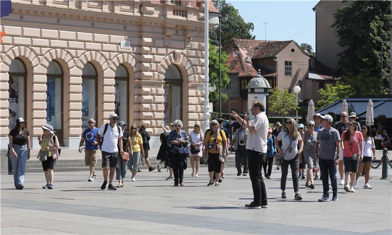 Turisti na Trgu bana Josipa Jelačića