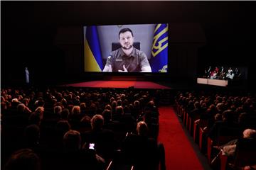 Canneski festival otvoren sa Zelenskim koji zaziva Chaplinov duh