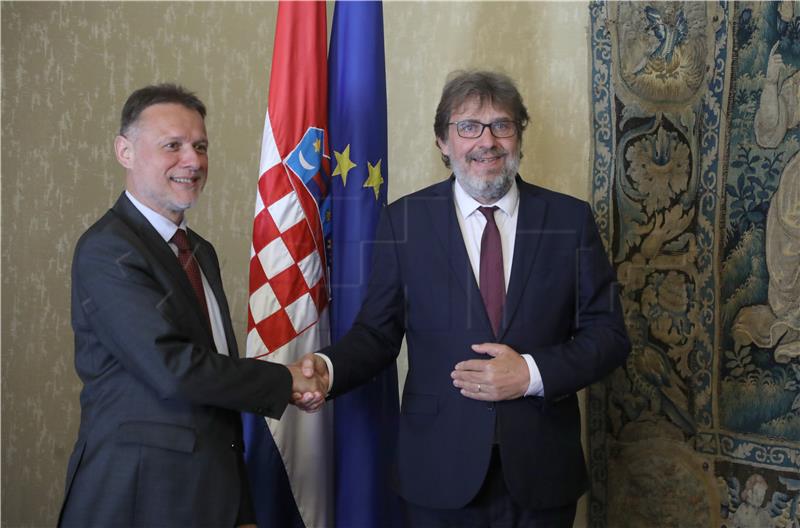 Parliament speaker receives representative of ethnic Croats in Serbia