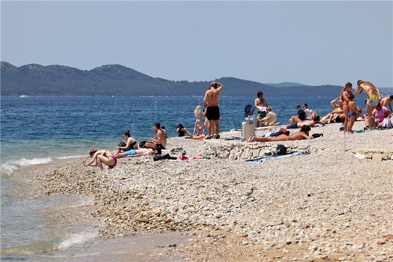 Kupači na zadarskim plažama