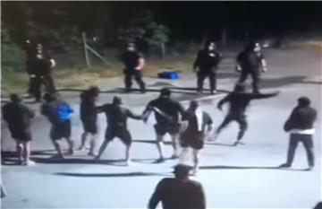 Više stotina u napadu na 16 policajaca - kod benzinske postaje bačena baklja