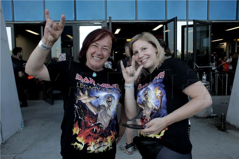 Obožavatelji prije koncerta grupe Iron Maiden u Areni Zagreb