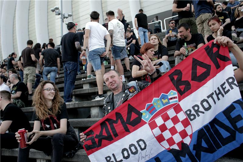 Obožavatelji prije koncerta grupe Iron Maiden u Areni Zagreb