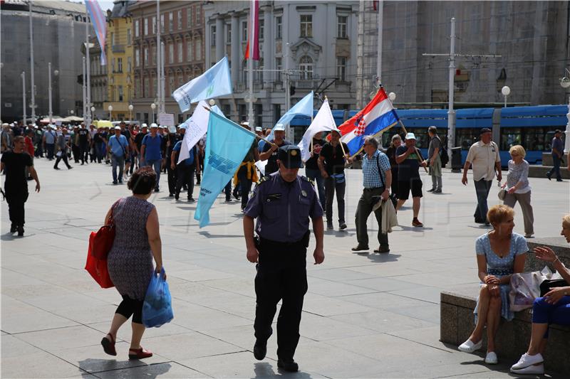 Javni prosvjed Sindikata hrvatskih željezničara krenuo sa Glavnog kolodvora