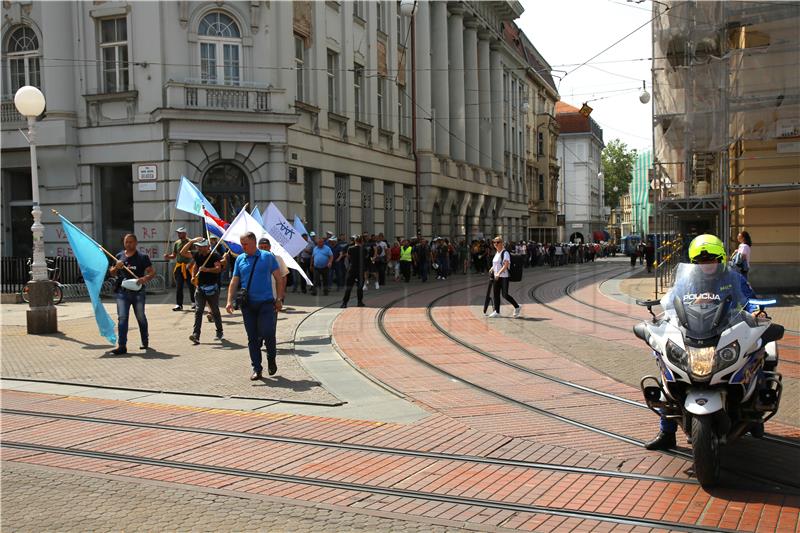 Javni prosvjed Sindikata hrvatskih željezničara krenuo sa Glavnog kolodvora