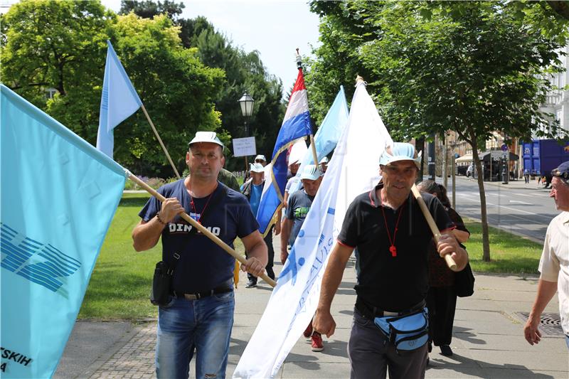 Javni prosvjed Sindikata hrvatskih željezničara krenuo sa Glavnog kolodvora