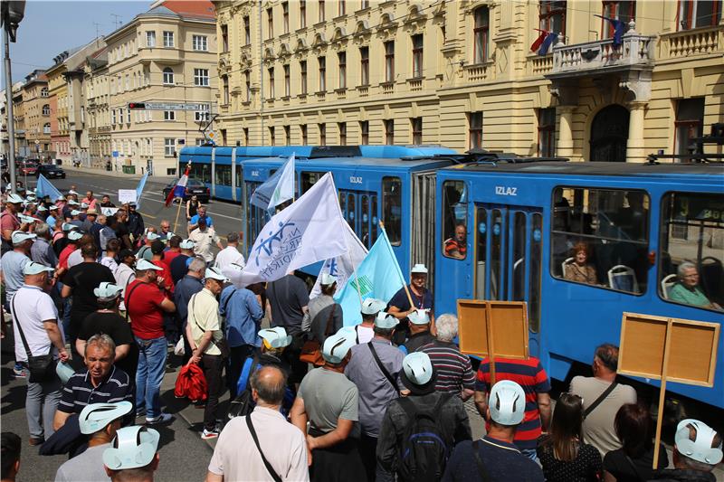 Javni prosvjed Sindikata hrvatskih željezničara krenuo sa Glavnog kolodvora