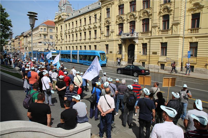 Javni prosvjed Sindikata hrvatskih željezničara krenuo sa Glavnog kolodvora