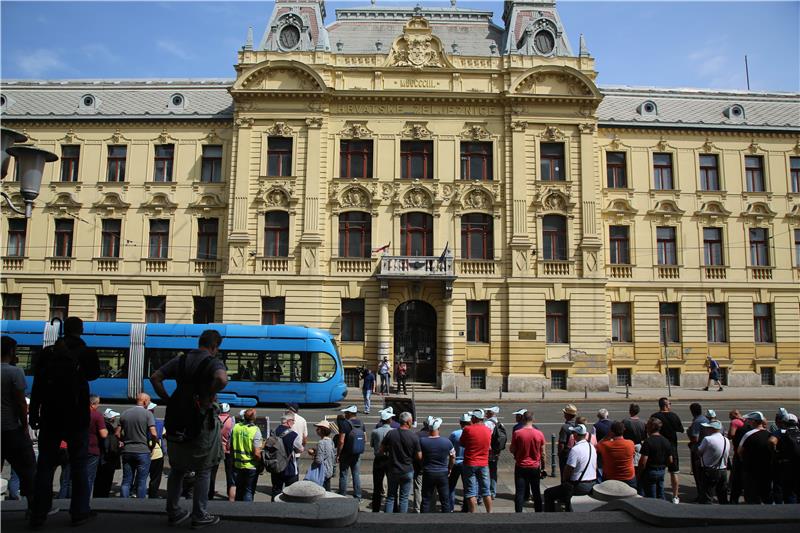 Javni prosvjed Sindikata hrvatskih željezničara krenuo sa Glavnog kolodvora