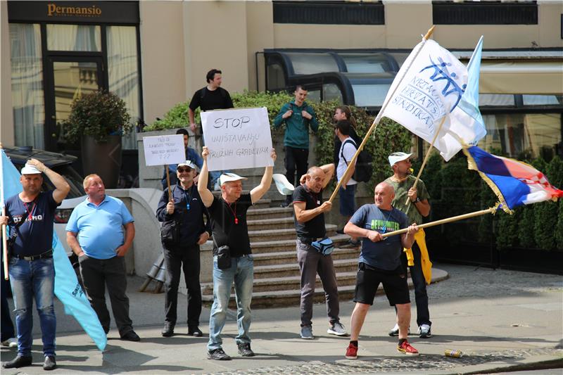 Javni prosvjed Sindikata hrvatskih željezničara krenuo sa Glavnog kolodvora