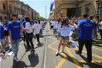 Osječki maturanti zadnji dan škole proslavili plesom Quadrilla