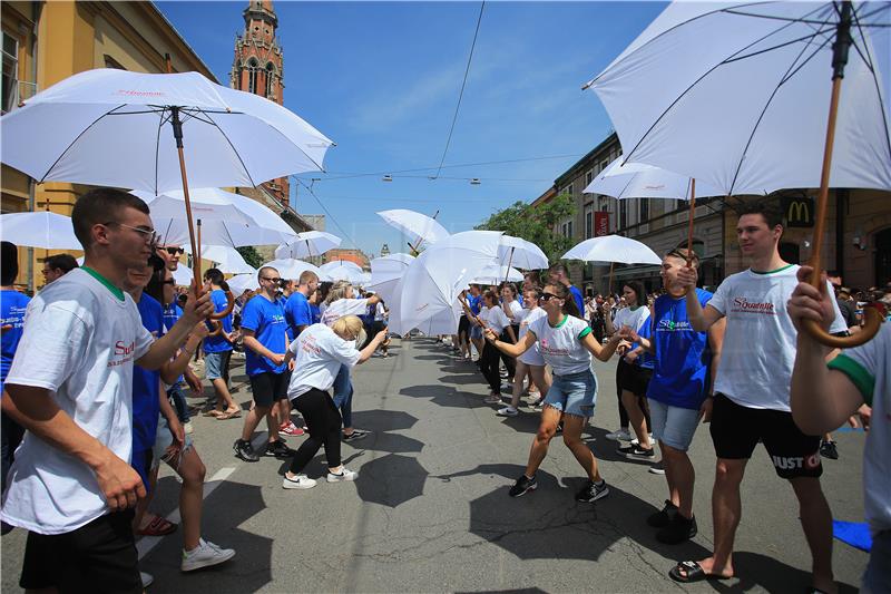 Osječki maturanti zadnji dan škole proslavili plesom Quadrilla