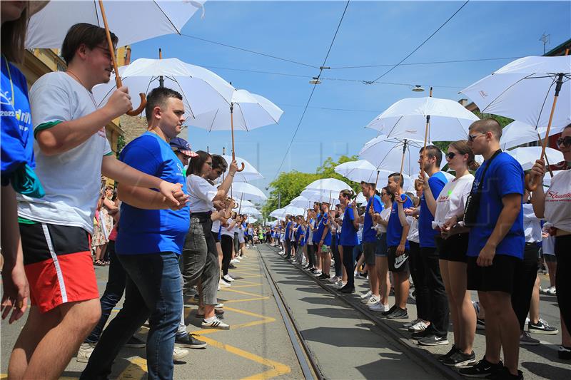 Osječki maturanti zadnji dan škole proslavili plesom Quadrilla