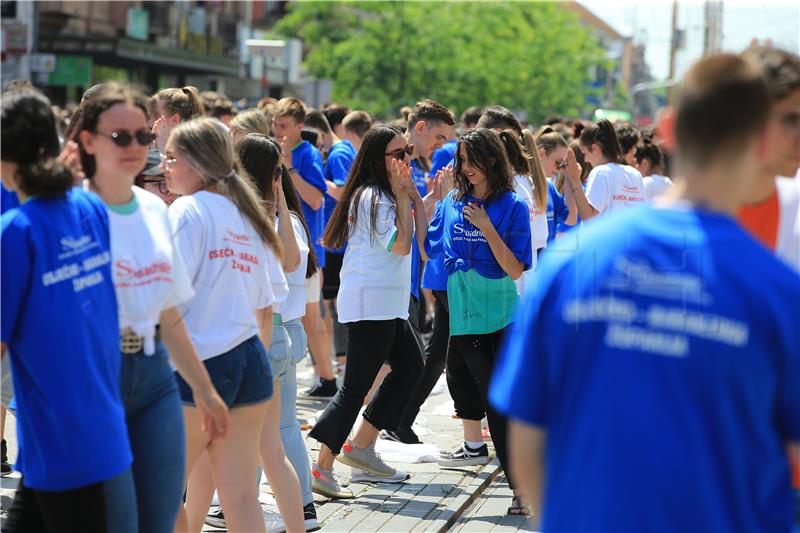 Osječki maturanti zadnji dan škole proslavili plesom Quadrilla