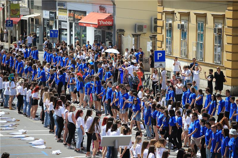 Osječki maturanti uz quadrillu svijetu poslali poruku “Stop the War”