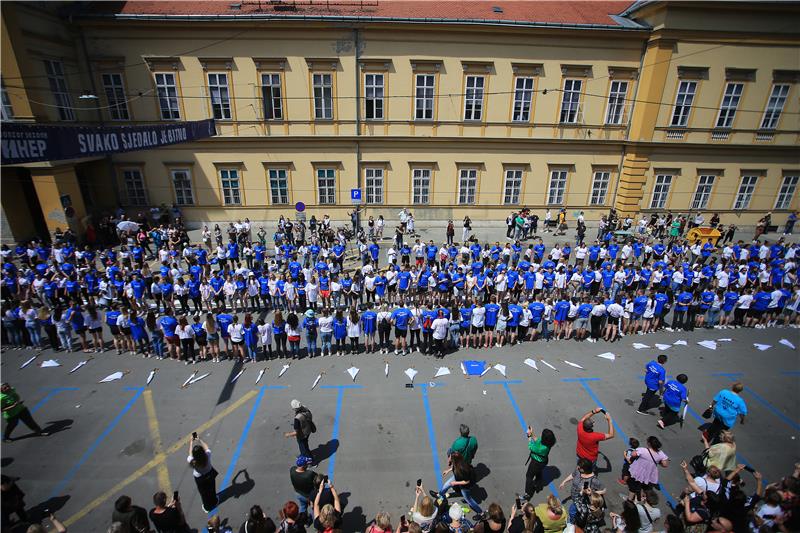 Osijek high school graduates send Stop the War message