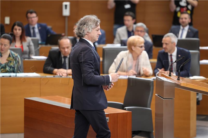 Slovenski parlament glasuje o novom mandataru Robertu Golobu