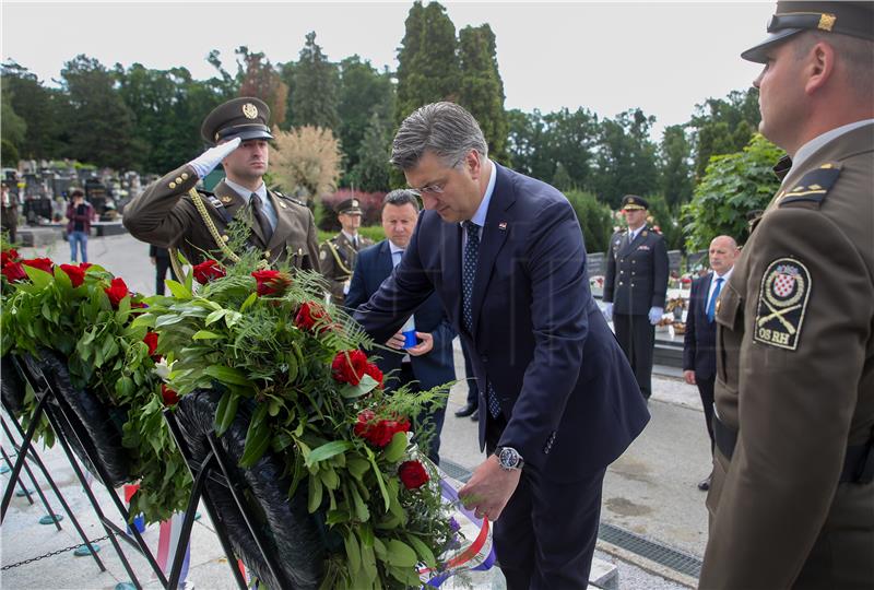 Polaganjem vijenaca počelo obilježavanje Dana Hrvatske vojske 