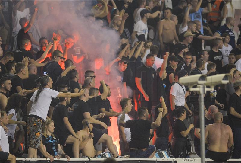 Armada bacila baklje na VIP ložu stadiona na Poljudu