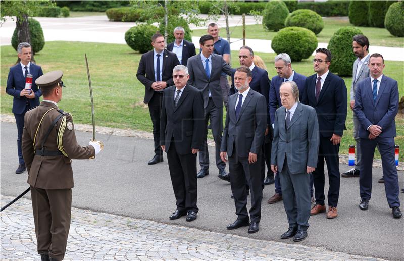 Povodom Dana Hrvatske vojske visoka izaslanstva položila vijence na Mirogoju