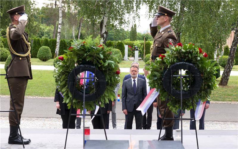 Povodom Dana Hrvatske vojske visoka izaslanstva položila vijence na Mirogoju