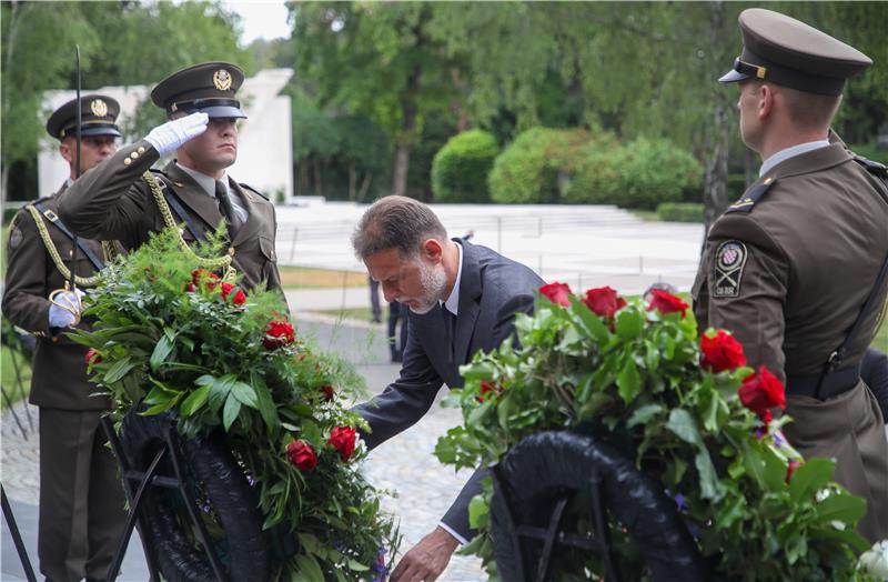 Povodom Dana Hrvatske vojske visoka izaslanstva položila vijence na Mirogoju