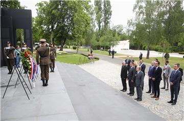 Povodom Dana Hrvatske vojske visoka izaslanstva položila vijence na Mirogoju