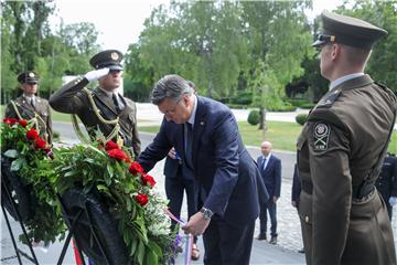 Povodom Dana Hrvatske vojske visoka izaslanstva položila vijence na Mirogoju