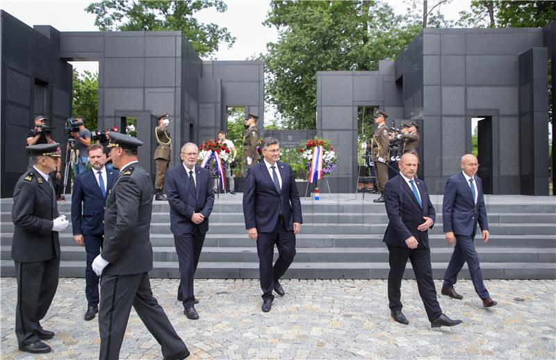 Povodom Dana Hrvatske vojske visoka izaslanstva položila vijence na Mirogoju