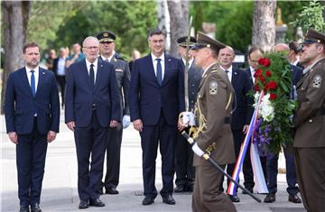 Povodom Dana Hrvatske vojske visoka izaslanstva položila vijence na Mirogoju