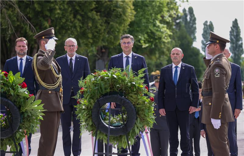 Povodom Dana Hrvatske vojske visoka izaslanstva položila vijence na Mirogoju