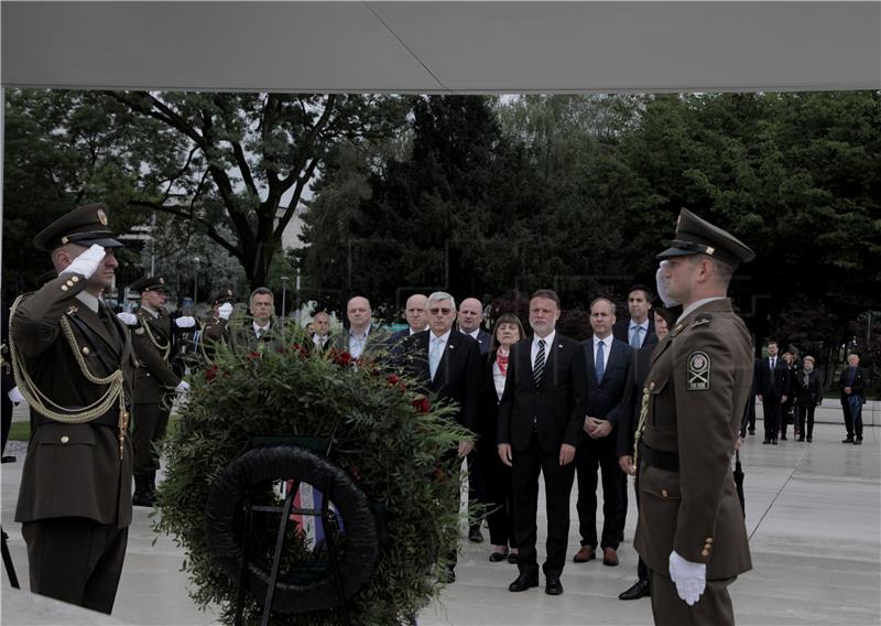 Plenković i Jandroković položili vijence kod Spomenika domovini