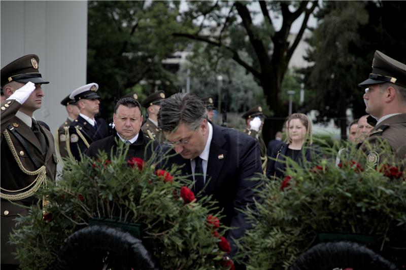 Plenković i Jandroković položili vijence kod Spomenika domovini