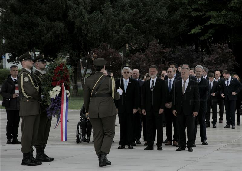 Plenković i Jandroković položili vijence kod Spomenika domovini