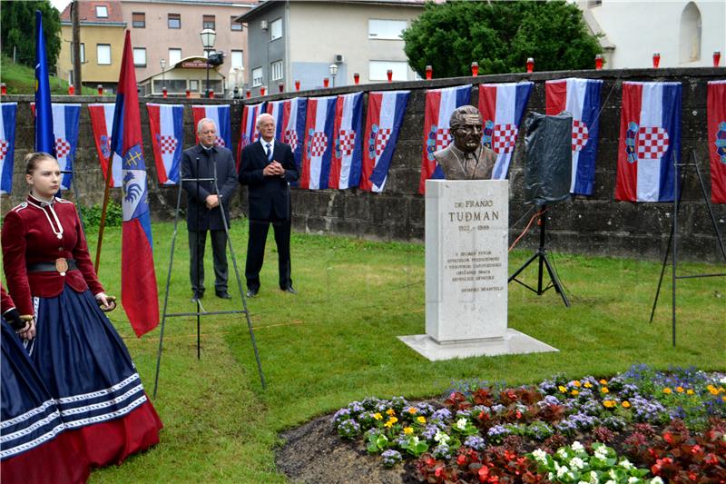 U Križevcima otkrivena spomen bista dr. Franji Tuđmanu