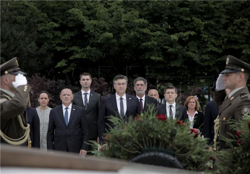 PM, parliament speaker lay wreaths at Homeland Memorial for Statehood Day