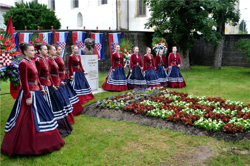 U Križevcima otkrivena spomen bista Franji Tuđmanu