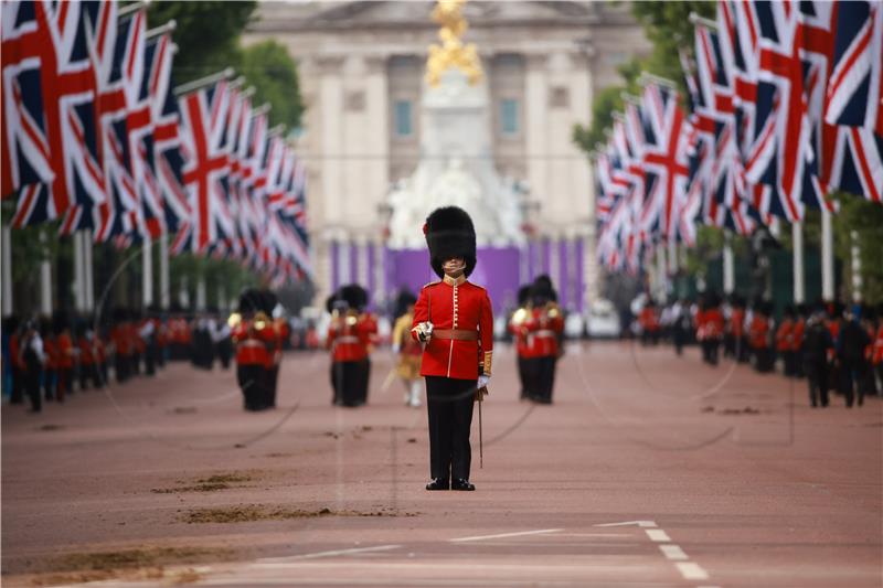 BRITAIN ROYALTY PLATINUM JUBILEE