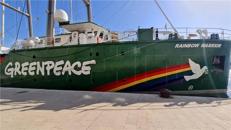 Greenpeace activists warn about Ivana D platform wreck