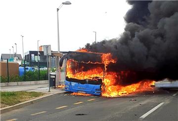 JVP Zagreb: Ugašen požar ZET-ova autobusa u Novom Jelkovcu