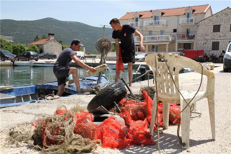 U Malostonskom zaljevu ekološka akcija čišćenja podmorja