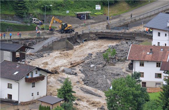 Poplave, srušena stabla i ozlijeđeni u teškim olujama u Alpama 